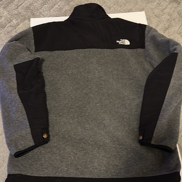 I am selling a Men’s/ Women’s unisex North face jacket - Picture 5 of 6